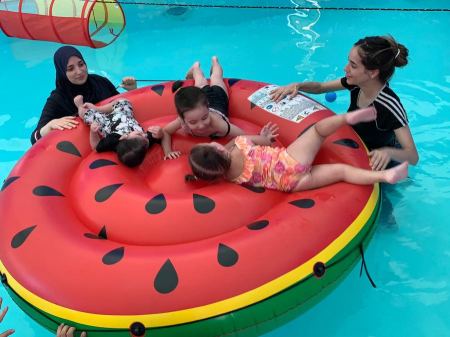 تعليم السباحة لاطفال بجيل 3 اشهر في الجماهيري الطيبة 